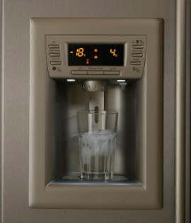Su və buz dispenseri